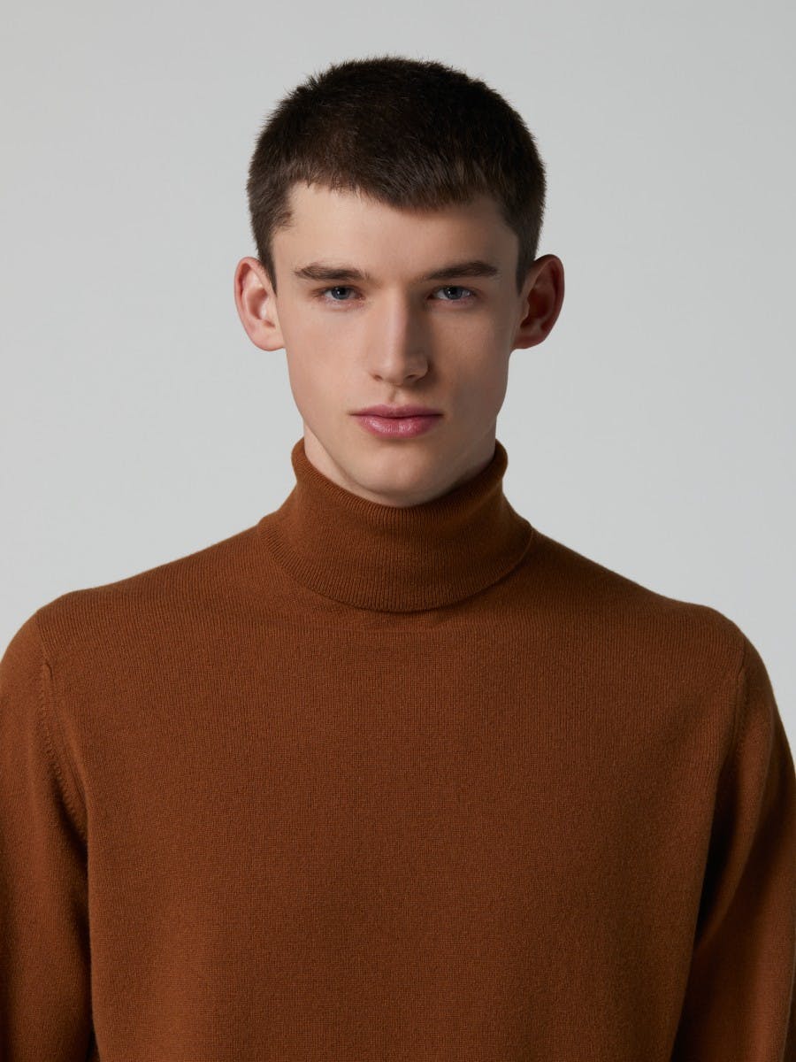 Men's cashmere roll neck sweater in vicuna