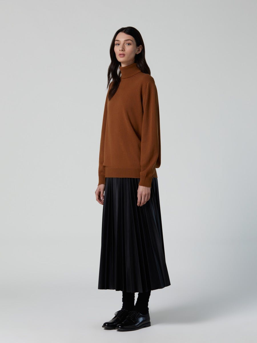Women's Cashmere Roll Neck Sweater in Vicuna
