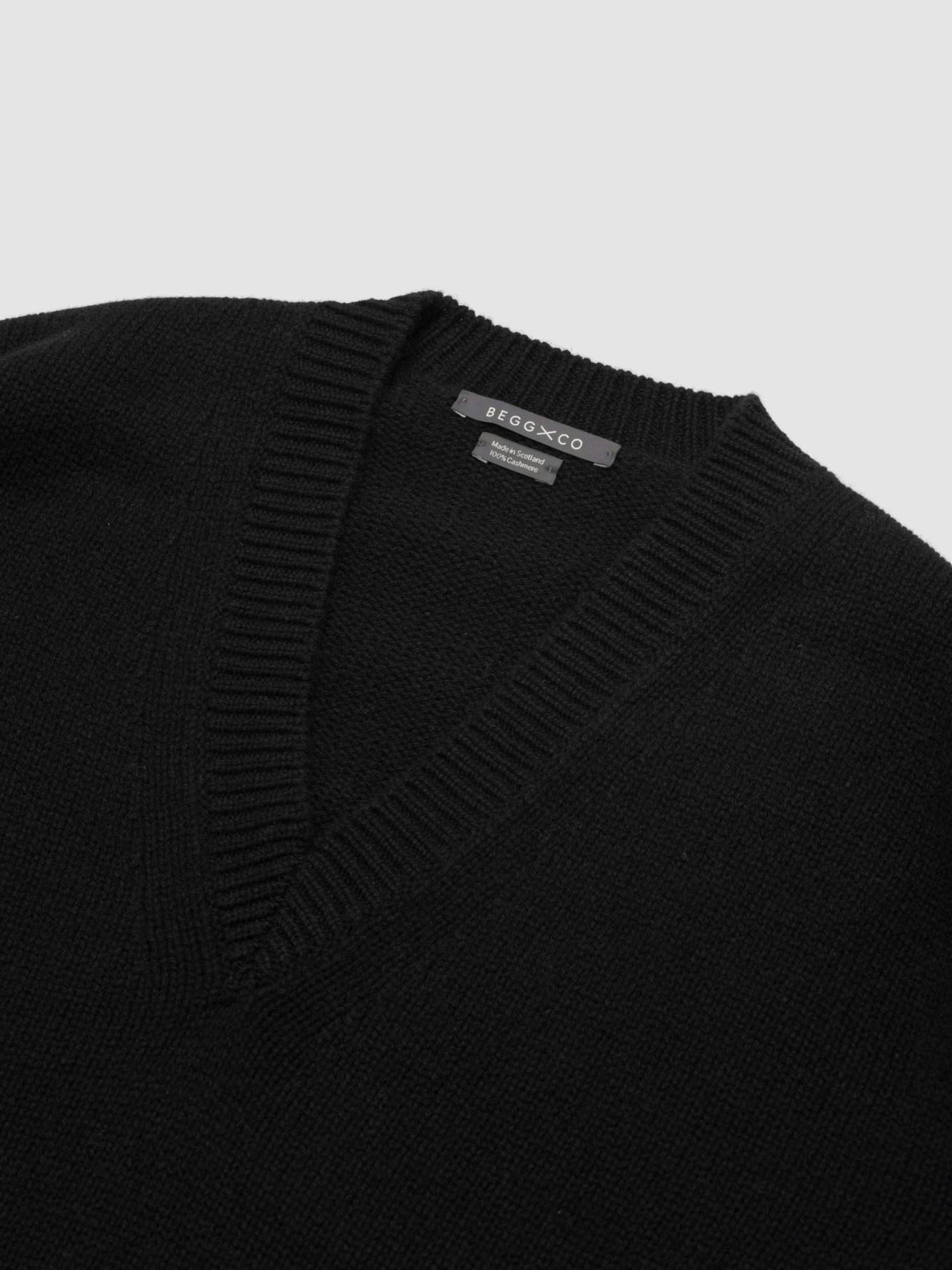 Mens Sloane Knitted Cashmere V-Neck Sweater Black| Begg x Co